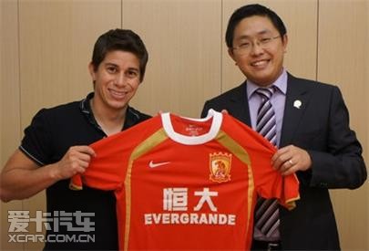 广州记者偶遇恒大巴西球迷求换恒大球衣