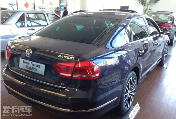 passat b7的前部进气格栅和后备箱处均采用了大量镀铬装饰件,高清图片