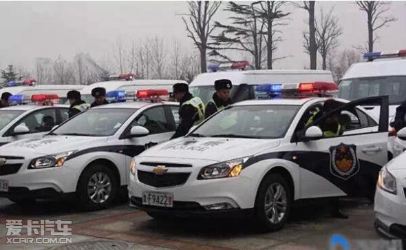 近日 烟台市公安局交警支队新购置了19辆执勤执法用车,新警车均为