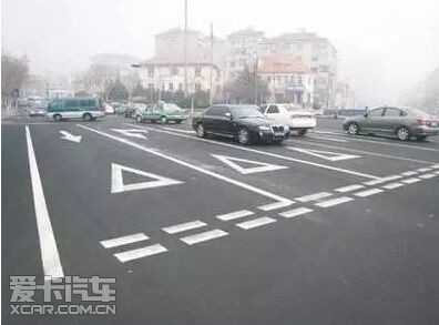 实线是停车让行线,虚线是减速让行线.