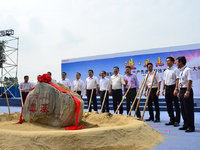 冒死偷拍:商场内色男<em>把手</em>伸进<em>女友内裤</em>中!_山