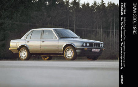 1983年推出第二代3系,厂方编号e30,部分车型仍使用e21的引擎,主要