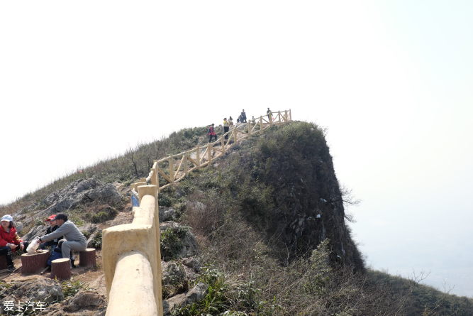 市阳新县富河以北一条东西走向山脉的主峰,位于太子与白沙两镇交界处