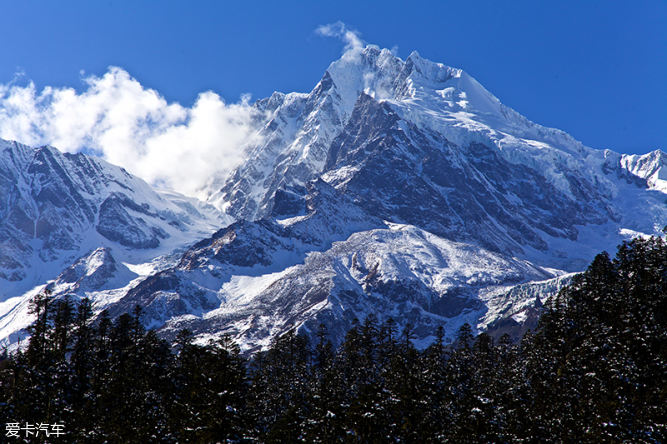 进景区看到的第一座大雪山——金银山,位于大雪山脉贡嘎峰南侧,海拔