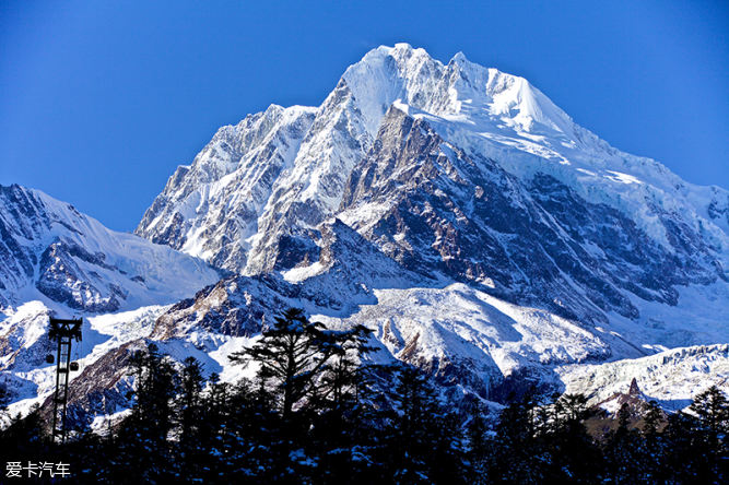 金银山山峰陡峭,峰顶连绵,在日出的阳光照射下,焕发金光,金山银山的