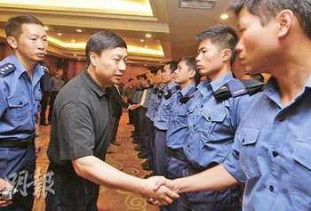 香港消防处救援队于5月21日撤离地震灾区