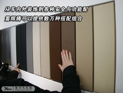 黑底白字的仪表盘清晰易读,行车电脑显示屏放在转速表与时高清图片