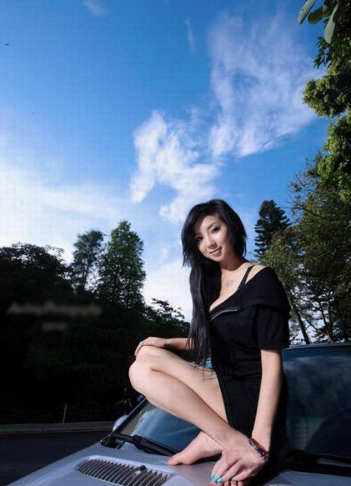 远处山峦起伏 美女车模致命诱惑