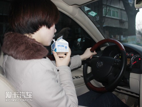 拒做女魔头 <em>美女开车</em>不可取的六大习惯_爱卡汽