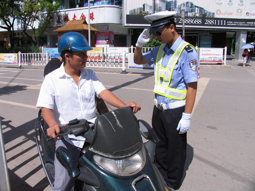 交警专项整治人民大街摩托车违法行为