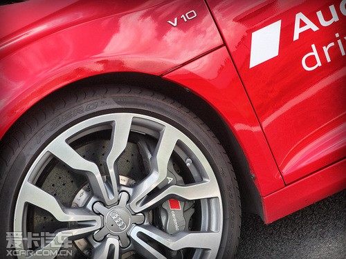 R8 V10 