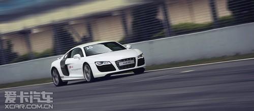 R8 V10 