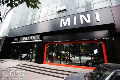 展厅即被前卫先锋、热情奔放的氛围萦绕,轻灵精巧的mini汽车高清图片