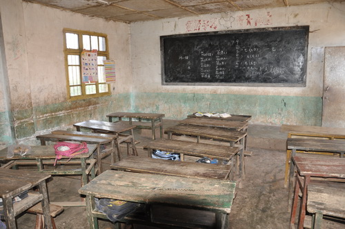 拉青达觉小学的破旧教室