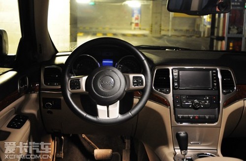 高端suv全能骑士 全新jeep大切诺基试驾体验:大切内饰以豪华和舒适为
