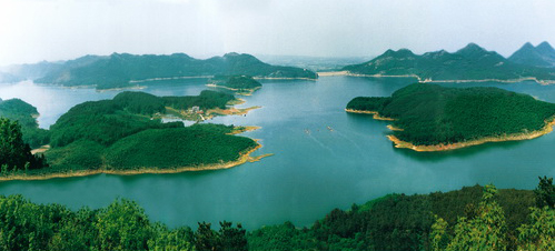 薄山湖风景区位于河南省驻马店市