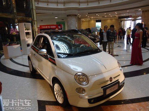 拉花、座椅镶嵌着gucci标志性的花纹、换挡杆上及轮毂上gucci高清图片