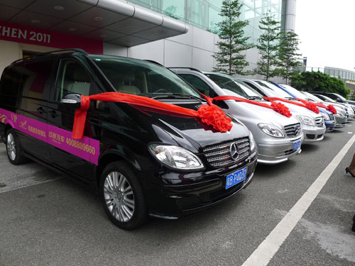 红彤为深圳机场飞悦公司赠送奔驰商务车