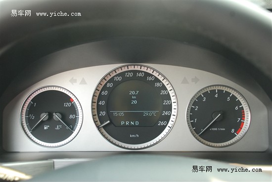 glk300 内饰 风格简洁 配置略低高清图片