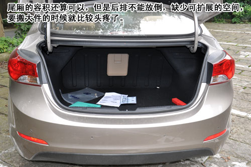 尾厢的容积还算可以,但是后排不能放倒,缺少可扩展的空间,要搬