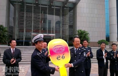 比亚迪向深圳市公安局交付e6纯电动警车