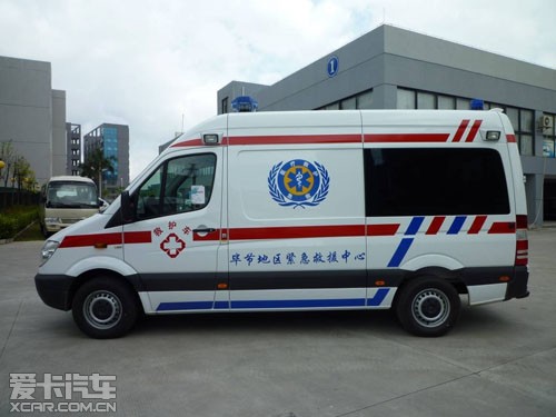 救护车改装公司_奔驰车标在车头那个是奔驰什么车_奔驰插队阻碍救护车