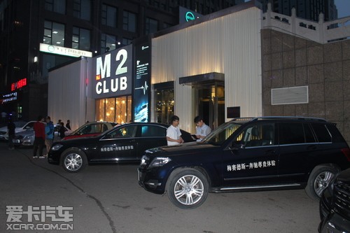 【m2酒吧外依次排列的奔驰家族】