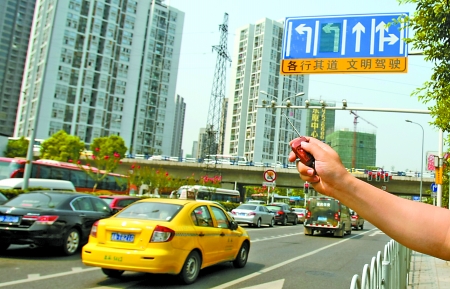 重庆设置首条可变导向车道早晚高峰为变形时间
