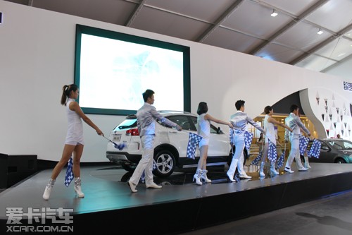x80在本次车展上的亮相倍受瞩目.奔腾x80凝聚了中国一汽700高清图片