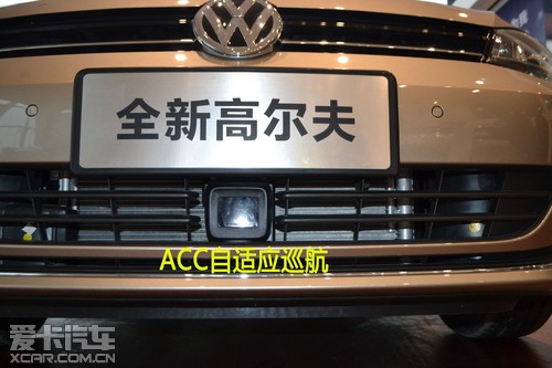 在这里介绍实拍车型上的ACC自适应巡航,该系统是根据超声波反射,来识别前方行进中的车辆,最远可识别约120m的前车,并可以恒定保持30 kmh至150kmh之间的任意车速。同时ACC会使车辆与前方行驶车辆保持驾驶员预选的车距间隔(共可分为3档,每个档位约为1个半车身左右的距离,当前方车辆减速停车时,ACC自动进行制动直至静止,如果前方没有车辆,则会以您设定的巡航速度前行。