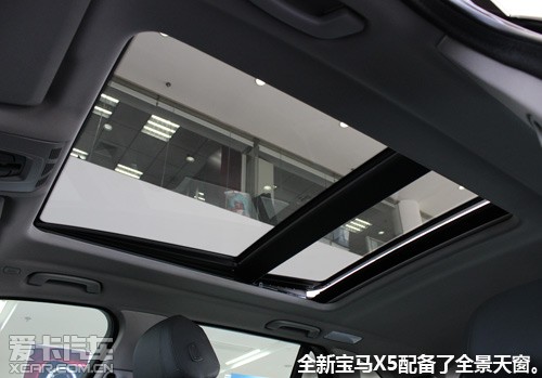 全新宝马x5配备了全景天窗.