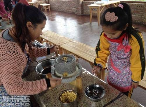 南宁粤宝牵手留守儿童举行亲子公益活动