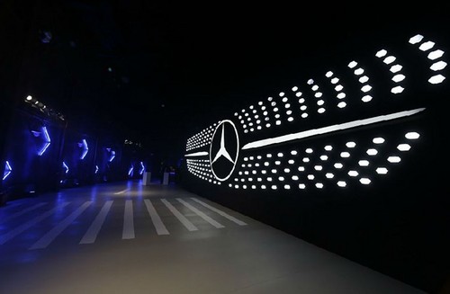 发布会上拿奔驰往墙上撞 这你受得了吗_爱卡汽车