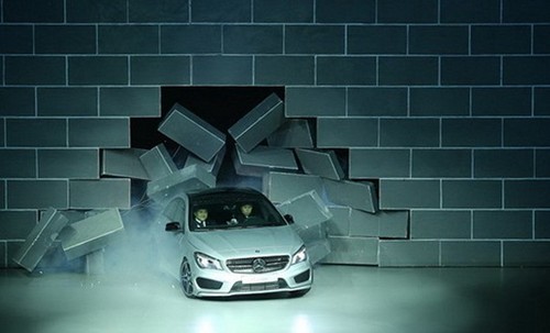 发布会上拿奔驰往墙上撞 这你受得了吗_爱卡汽车