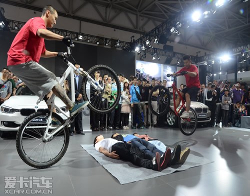 青岛国际车展 BMW自行车极限表演_爱卡汽车