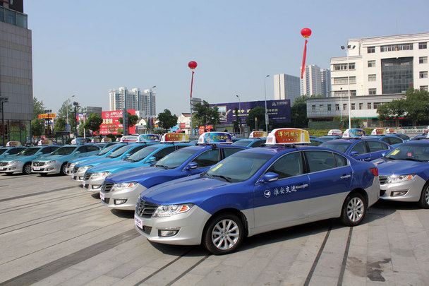 6月12日,广汽传祺出租车交车仪式在江苏淮安万达广场隆重举行
