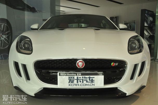 logo标识,而之前的敞篷版采用的是黑底标识. f-type s 高清图片