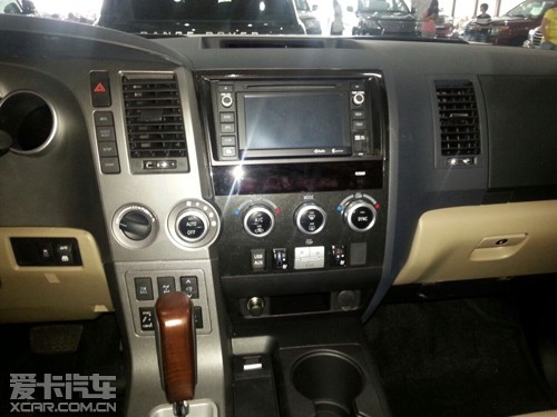 2014款丰田红杉5700白外米内白金版现车