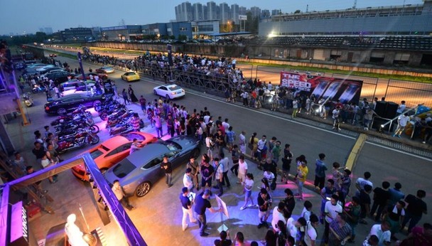 11月1日极速之巅“2014成都超跑赛道日”