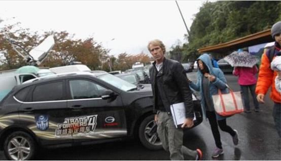 翻滚过程中,如果车顶的强度不够,容易受挤压变形,那么在车辆侧高清图片