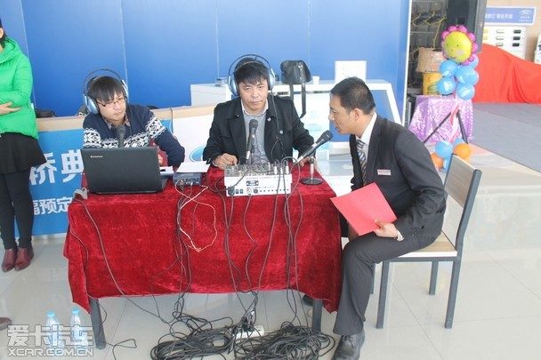 特邀嘉宾鄂尔多斯电台主持人(左侧俩位)