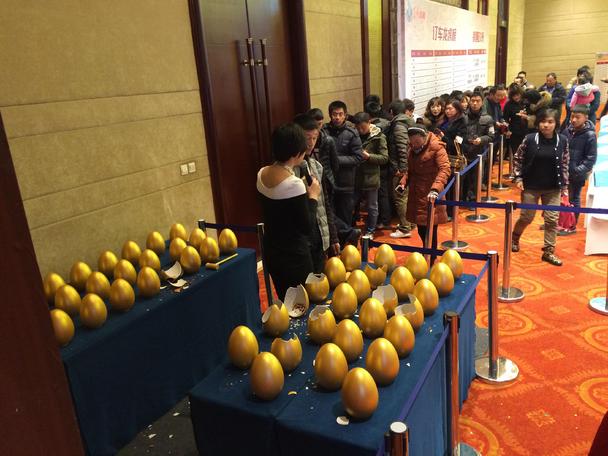 现场订单太多,订车砸金蛋区域排起了长龙 为回馈广大新老客户对东风风神长期以来的支持与厚爱,本次工厂直销,不仅推出了最为亲民的促销政策,更推出了20款特价车,在原价的基础上直降万元,引爆全场,同时,被誉为SUV中的苹果——东风风神AX7也在活动当天推出了12辆不同型号颜色的现车,活动刚刚开始,就有8辆AX7现车被抢走,人气爆棚。另外,厂家还为到场嘉宾精心准备了五重豪礼,抓现金,砸金蛋,抽大奖,客户根本停不下来。