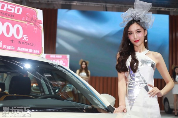 贵阳车展开幕首日 雨中开拔难掩观展热