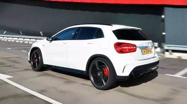奔驰gla45amg4matic世界城市日内瓦的极致之旅