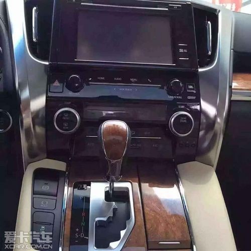 新款丰田 埃尔法 高清图片