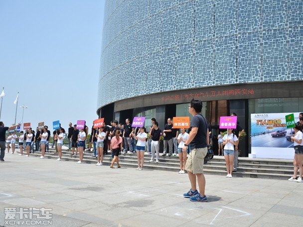 下午14点左右,前来参加团购会的人已经络绎不绝,现场提车的