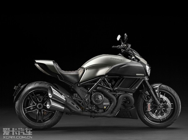 全新杜卡迪魔鬼碳纤版亮相成都国际车展