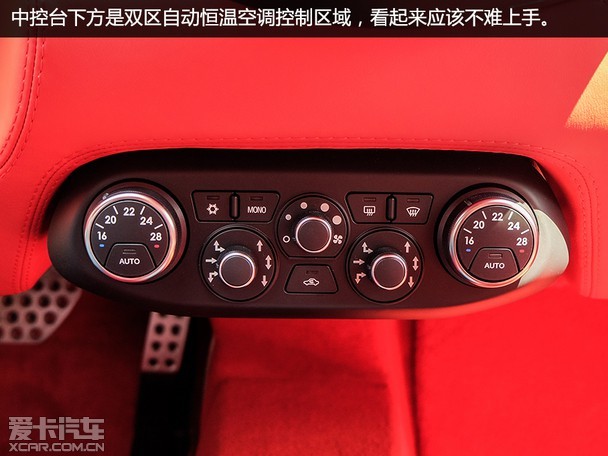 内饰部分,法拉利458italia的中控台个性十足,不规则的造型使得大家更