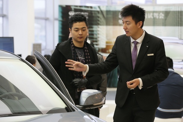 到达展厅后嘉宾们还意犹未尽,销售顾问认真的接待着嘉宾们