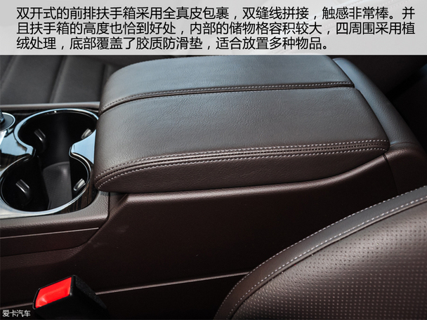 全新Q7的内饰进行了重新设计,摒弃了原有那过于呆板的设计风格,融入了大量科技化元素来打造的内饰的确获得了足够的科技感。尤其是12.3英寸的全液晶电子仪表盘功能非常丰富,涵盖了导航信息车辆信息等,这个仪表盘或许在往后会下放到更多奥迪车型当中。贯穿左右的中控台上按钮非常简洁,巨大的空调出风口也非常抢眼。但不知道是不是有些人跟我感觉一样,就是对奥迪Q7的全新内饰来看,虽然有着不错的科技感,但是总感觉欠缺了一些该等级车型所应当具备的豪华气息。